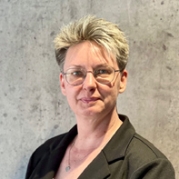 Zu sehen ist ein Portraitfoto von Janet Friedrich, Verkaufsberaterin im Autohaus Eichner